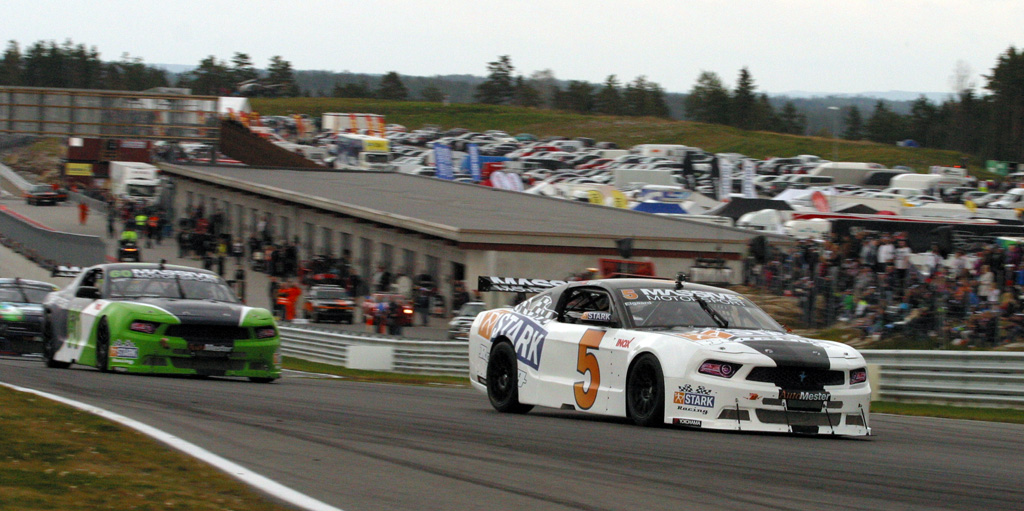 Casper Elgaard vinder det første løb på Rudskogen.
(Foto: Motorsporten.dk)